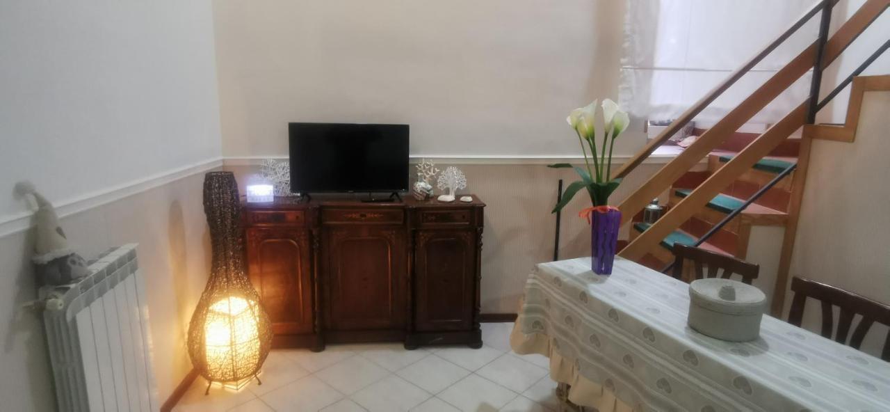 Real Family House Apartment เนเปิลส์ ภายนอก รูปภาพ